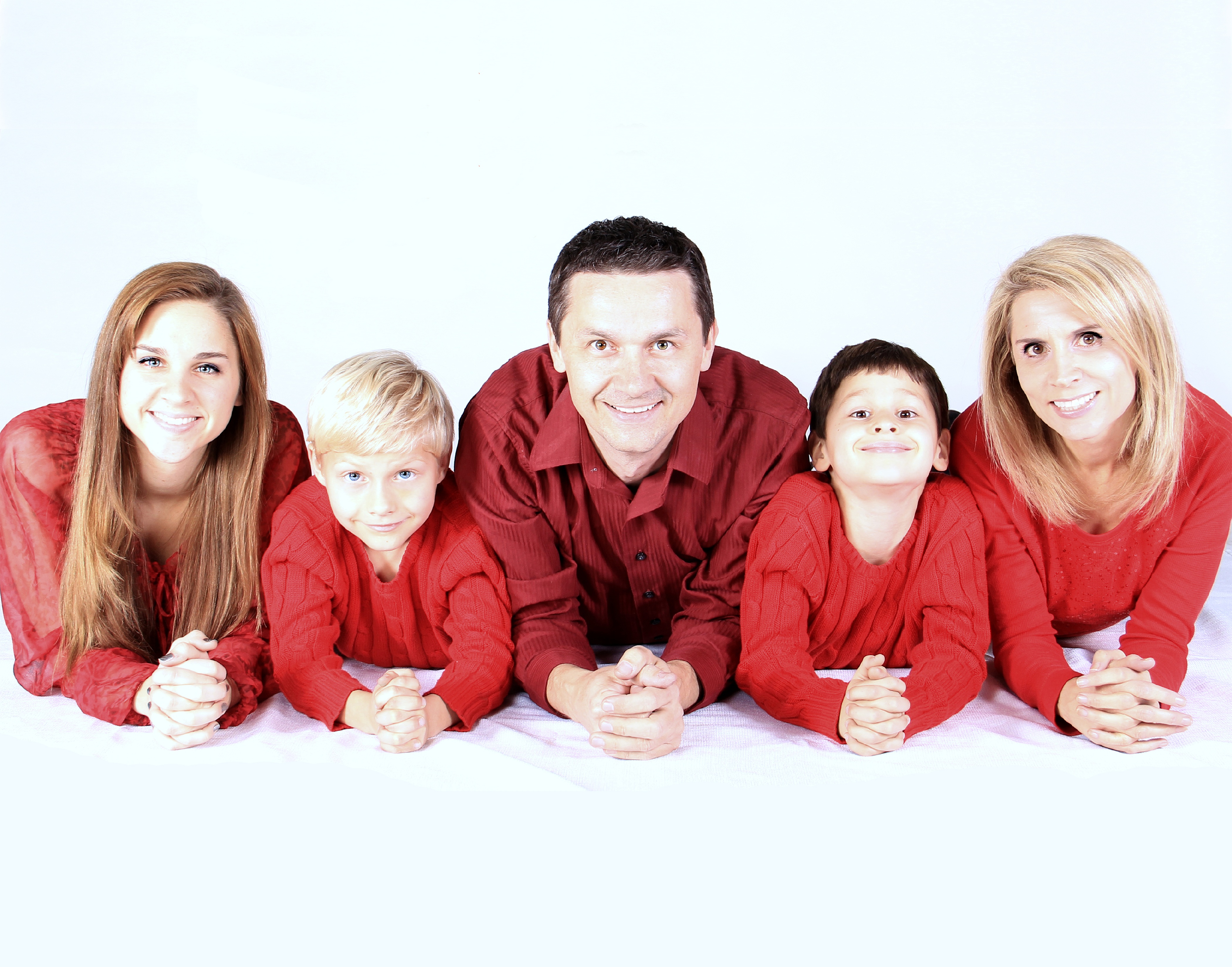 famille-rouge-sourire